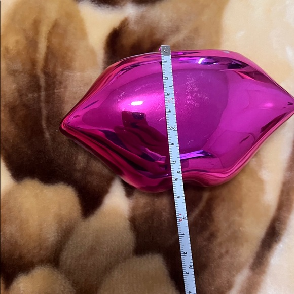 Lip-Shaped Pink Ceramic Decor - Picture 6 of 6